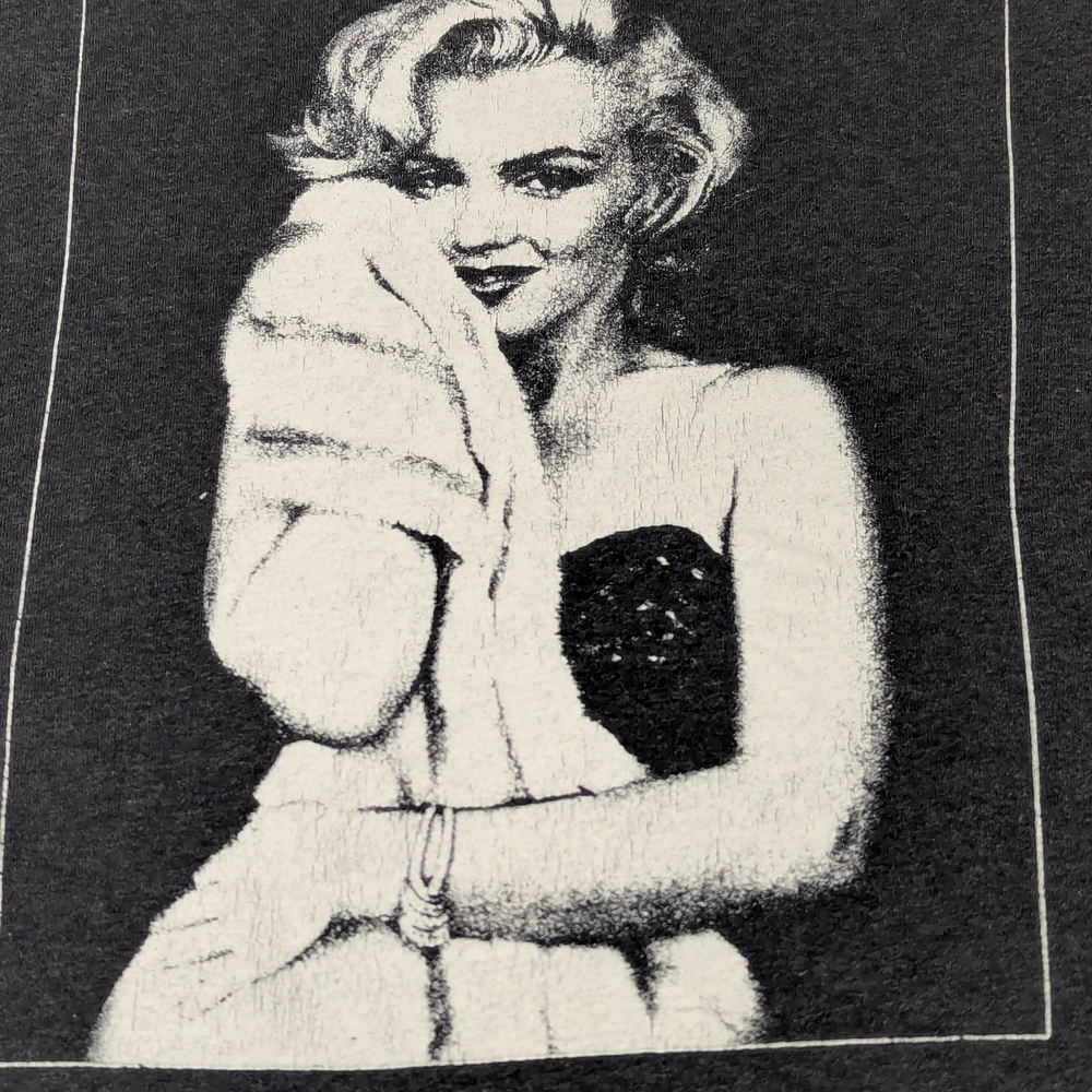 Marilyn Monroe Holding Fur Coat Grey T-shirt Hollywood Glamour Beauty Medium